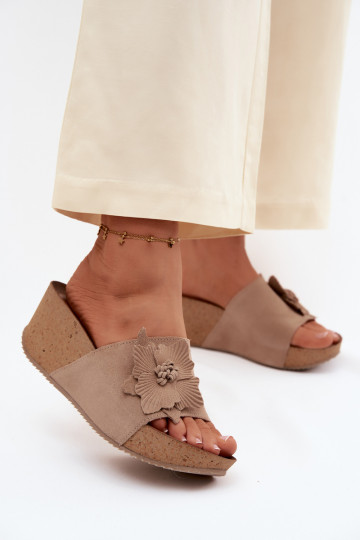 Pantofole da donna in suede sintetico con piattaforma e fiori decorativi Zazoo 40312 color cappuccino