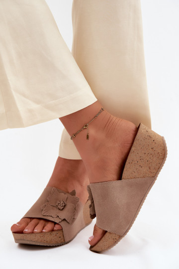 Pantofole da donna in suede sintetico con piattaforma e fiori decorativi Zazoo 40312 color cappuccino 2