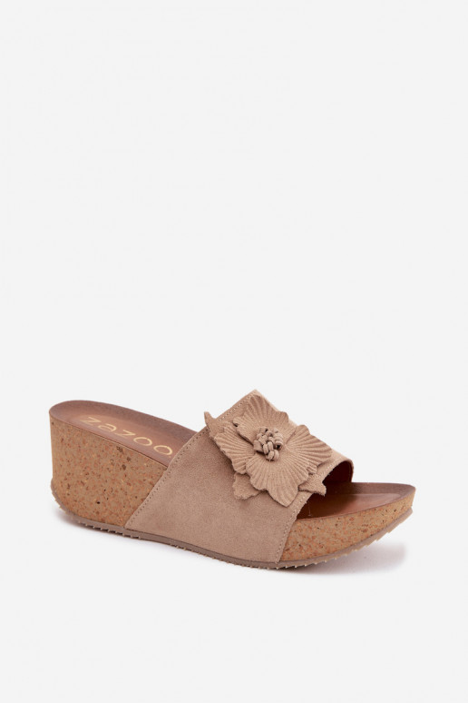 Pantofole da donna in suede sintetico con piattaforma e fiori decorativi Zazoo 40312 color cappuccino