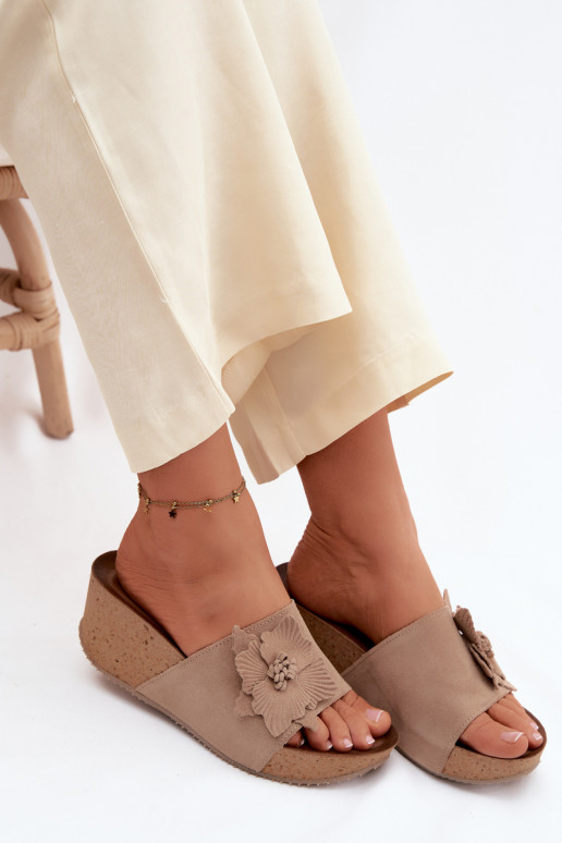 Pantofole da donna in suede sintetico con piattaforma e fiori decorativi Zazoo 40312 color cappuccino
