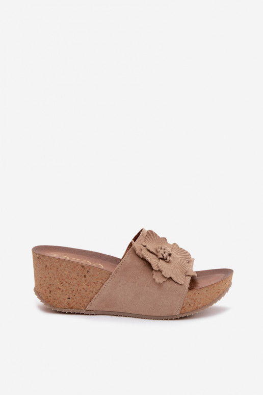 Pantofole da donna in suede sintetico con piattaforma e fiori decorativi Zazoo 40312 color cappuccino