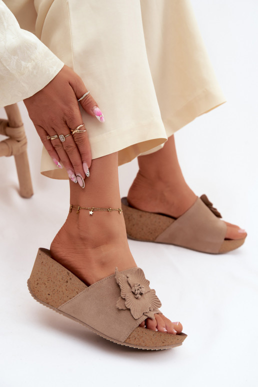 Pantofole da donna in suede sintetico con piattaforma e fiori decorativi Zazoo 40312 color cappuccino