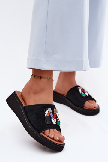Pantofole da donna in suede sintetico con ornamenti e piattaforma Vinceza 66942 color nero 2