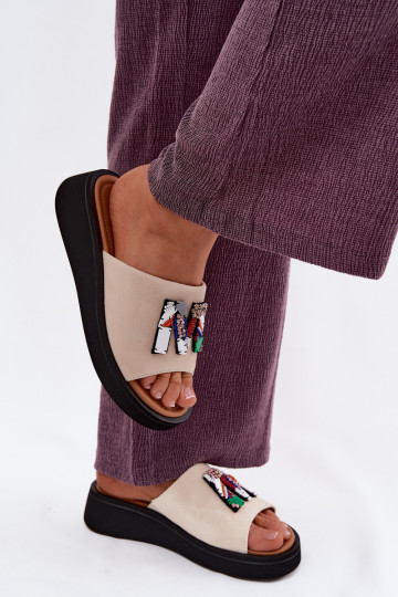 Pantofole da donna in suede sintetico con ornamenti e piattaforma Vinceza 66942 color sabbia