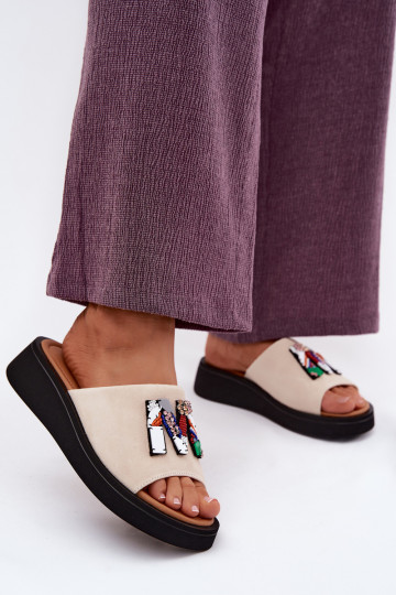Pantofole da donna in suede sintetico con ornamenti e piattaforma Vinceza 66942 color sabbia 2