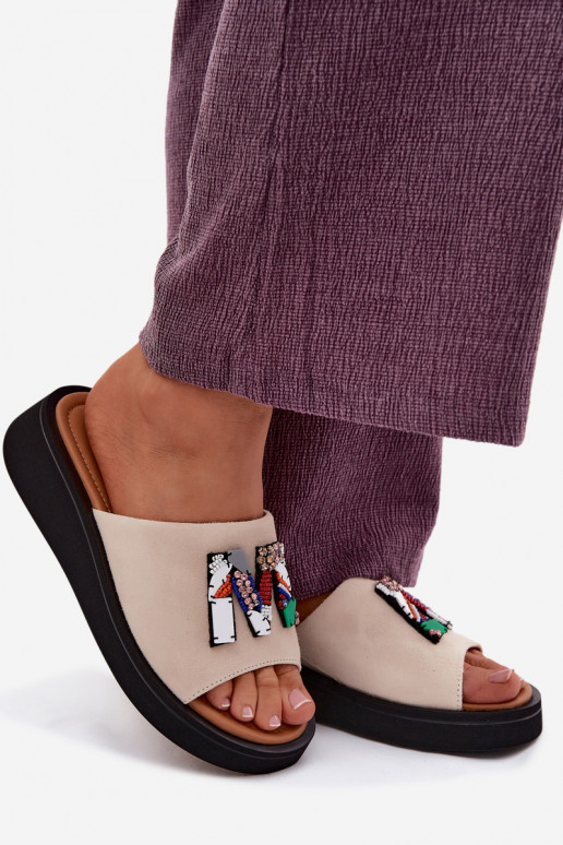 Pelle Pantofole da donna in pelle scamosciata con ornamenti con una piattaforma Vinceza 66942 beige