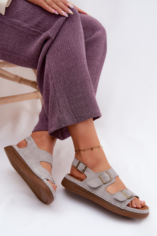 Sandali da donna in suede sintetico grigi con fibbie Vinceza 79620