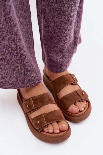 Infradito da donna in suede sintetico marroni su una piattaforma Vinceza 66916
