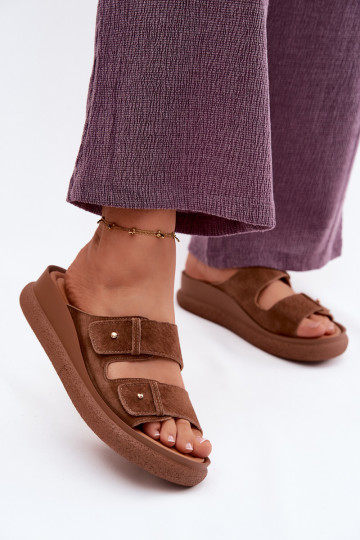 Infradito da donna in suede sintetico marroni su una piattaforma Vinceza 66916 2
