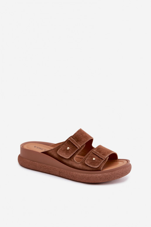 Infradito da donna in suede sintetico marroni su una piattaforma Vinceza 66916