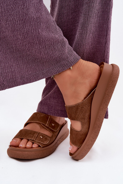 Infradito da donna in suede sintetico marroni su una piattaforma Vinceza 66916