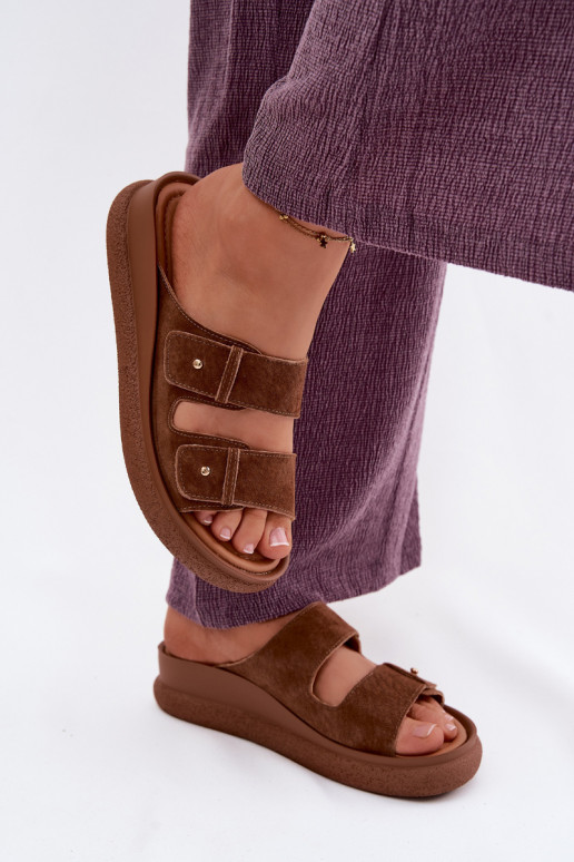 Infradito da donna in suede sintetico marroni su una piattaforma Vinceza 66916