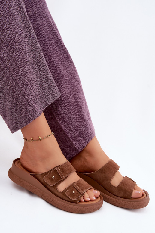 Infradito da donna in suede sintetico marroni su una piattaforma Vinceza 66916