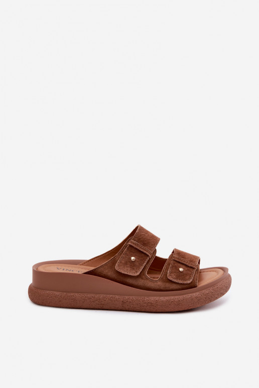 Infradito da donna in suede sintetico marroni su una piattaforma Vinceza 66916