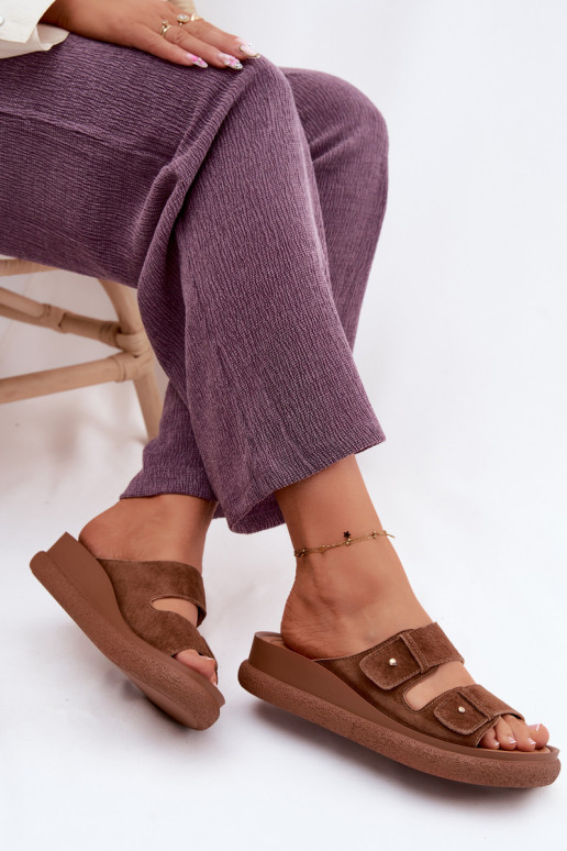 Infradito da donna in suede sintetico marroni su una piattaforma Vinceza 66916