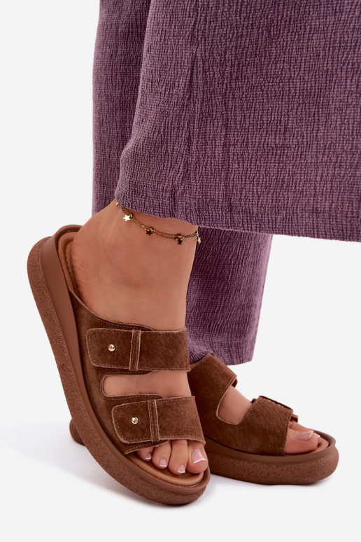 Infradito da donna in suede sintetico marroni su una piattaforma Vinceza 66916