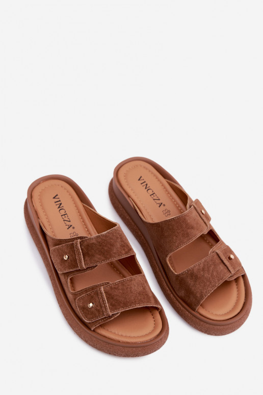 Infradito da donna in suede sintetico marroni su una piattaforma Vinceza 66916
