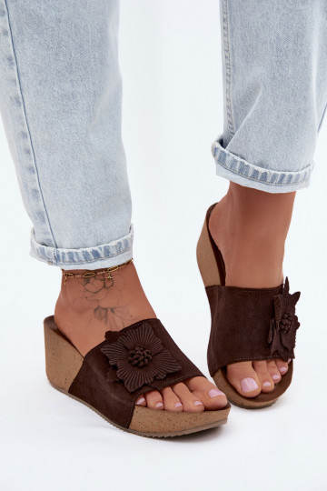 Pantofole in suede color cioccolato Zazoo 40312 con piattaforma e ornamenti floreali decorativi