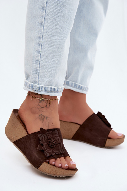Pantofole in suede color cioccolato Zazoo 40312 con piattaforma e ornamenti floreali decorativi