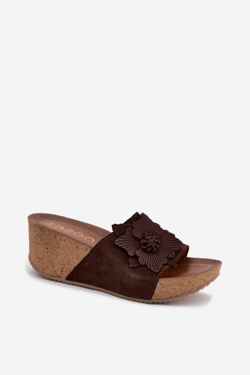 Pantofole in suede color cioccolato Zazoo 40312 con piattaforma e ornamenti floreali decorativi