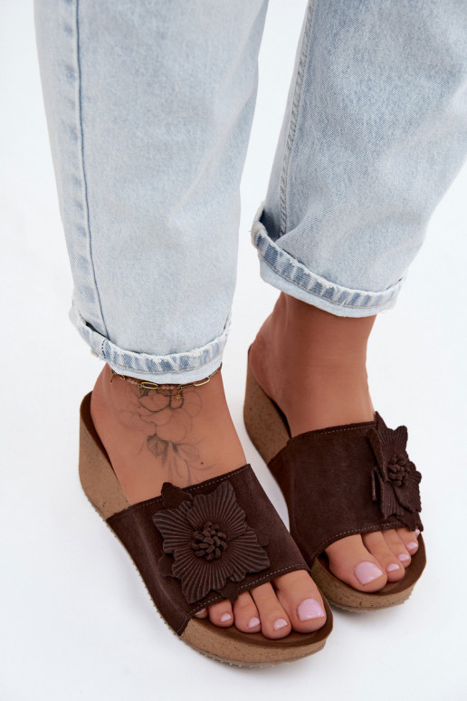 Pelle Pantofole da donna in pelle scamosciata con una piattaforma Con decorazioni con fioriem Zazoo 40312 CzekoladoAe