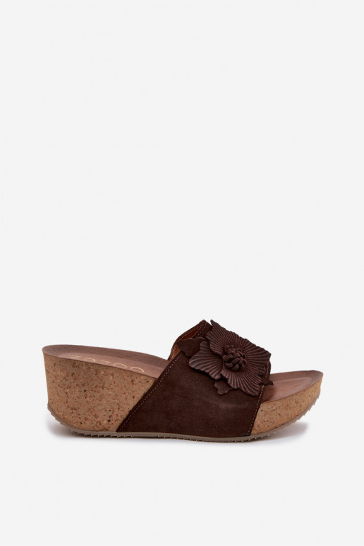 Pantofole in suede color cioccolato Zazoo 40312 con piattaforma e ornamenti floreali decorativi