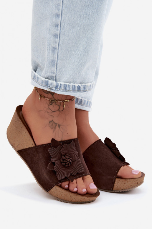 Pantofole in suede color cioccolato Zazoo 40312 con piattaforma e ornamenti floreali decorativi