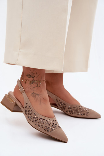 Sandali in suede color sabbia con elementi traforati e rete Klocke D&A