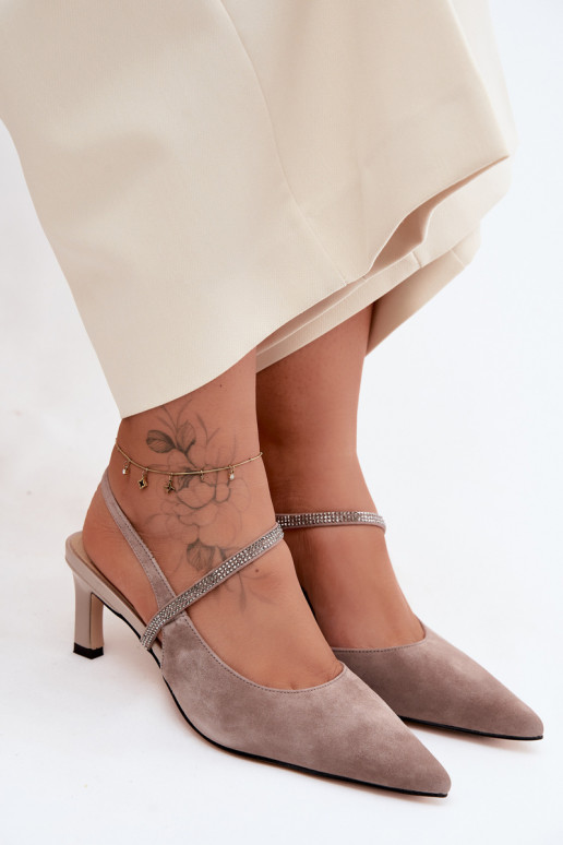 Décolleté in suede color sabbia eleganti con cinturini decorativi D&A