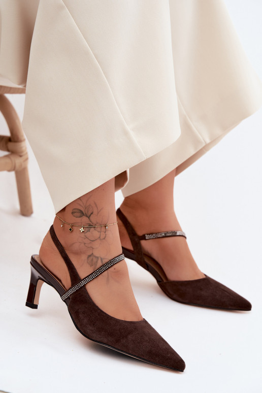 Décolleté in suede color cioccolato eleganti con cinturini decorativi D&A