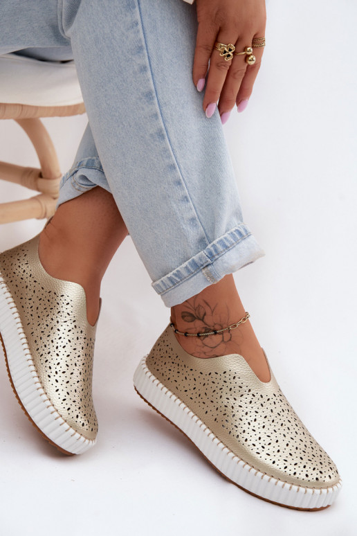 con elementi traforati Un modello convincente scarpe con una piattaforma colore dorato Glamma