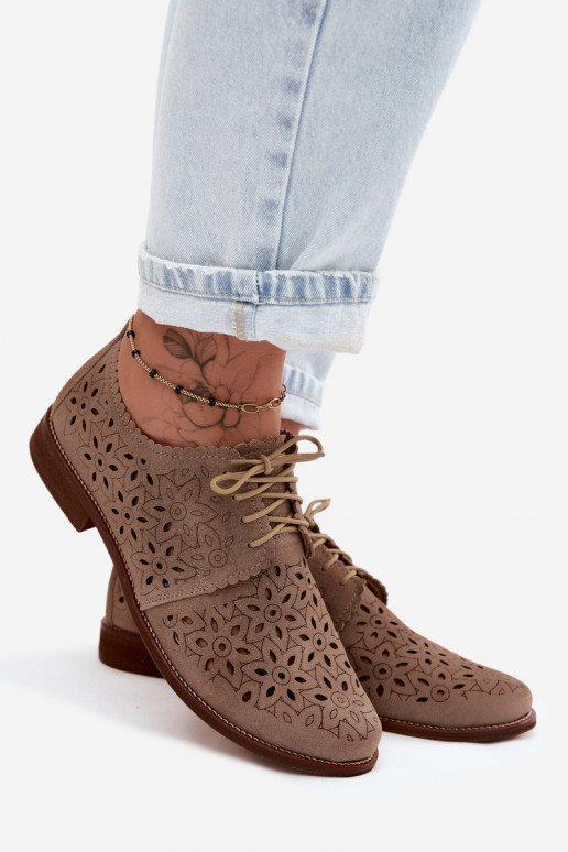 Scarpe in suede sintetico con elementi in pizzo e tacco largo color cappuccino