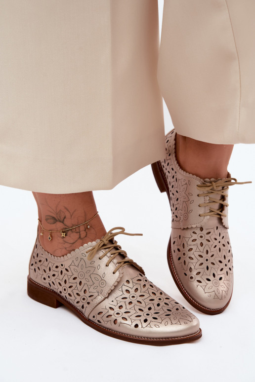 Scarpe in pelle con elementi in pizzo e tacco largo dorato