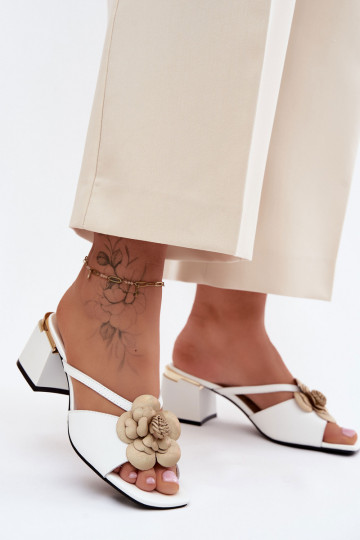 Pantofole in pelle con fiore e tacco bianco Catva 2