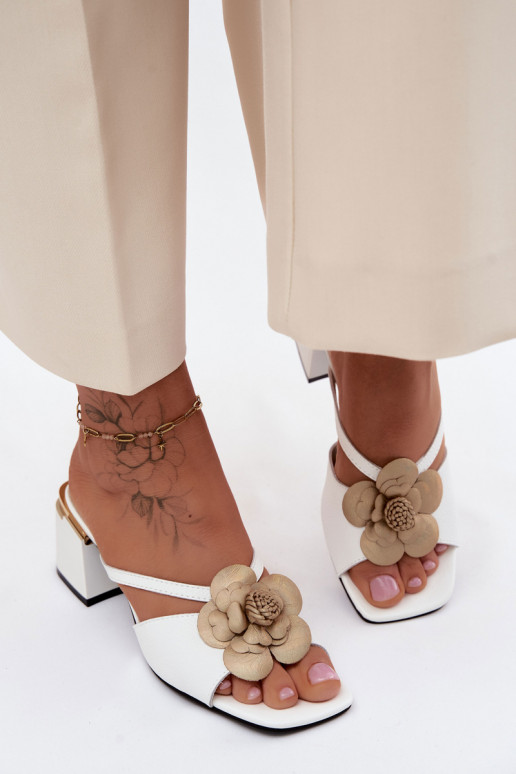 Pantofole in pelle con fiore e tacco bianco Catva
