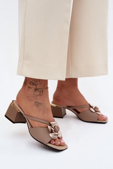 Pantofole in pelle con fiore e tacco sabbia Catva