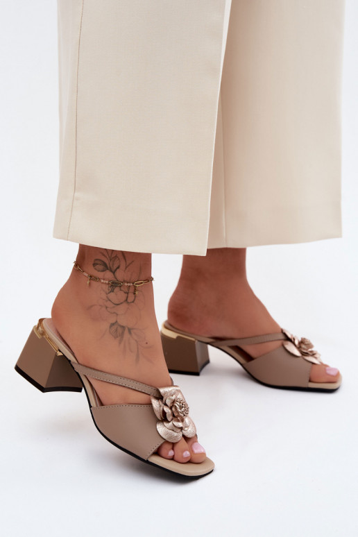Pantofole in pelle con fiore e tacco sabbia Catva