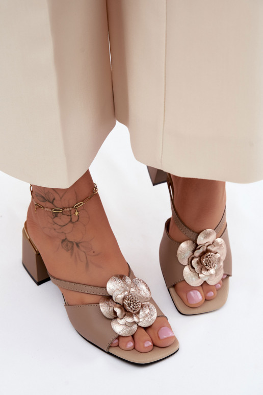 Pantofole in pelle con fiore e tacco sabbia Catva