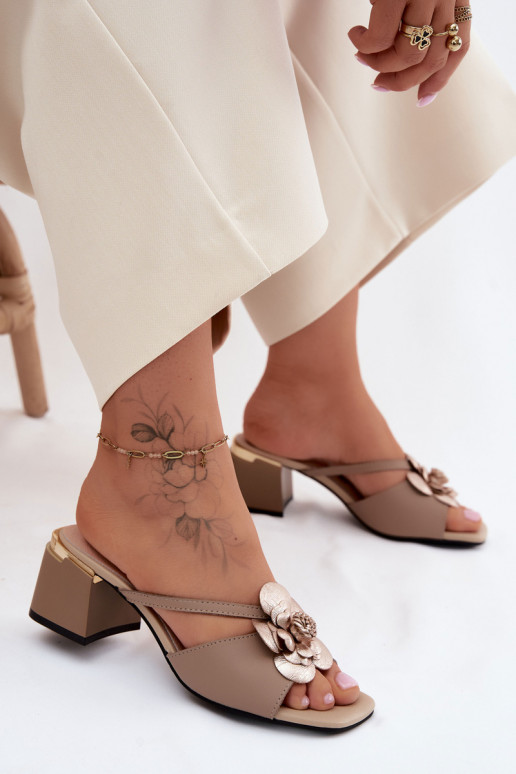 Pantofole in pelle con fiore e tacco sabbia Catva