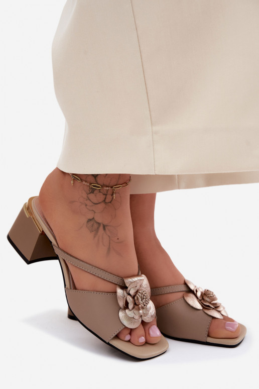 Pantofole in pelle con fiore e tacco sabbia Catva