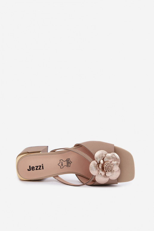 Pantofole in pelle con fiore e tacco sabbia Catva