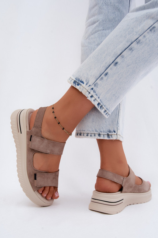 Sandali con piattaforma da donna in ecopelle scamosciata color sabbia Peria