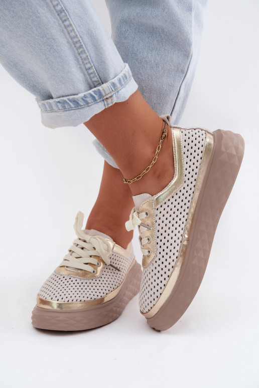 Pelle dalla pelle scamosciata scarpe Femminile con una piattaforma con elementi traforati beige Lessa