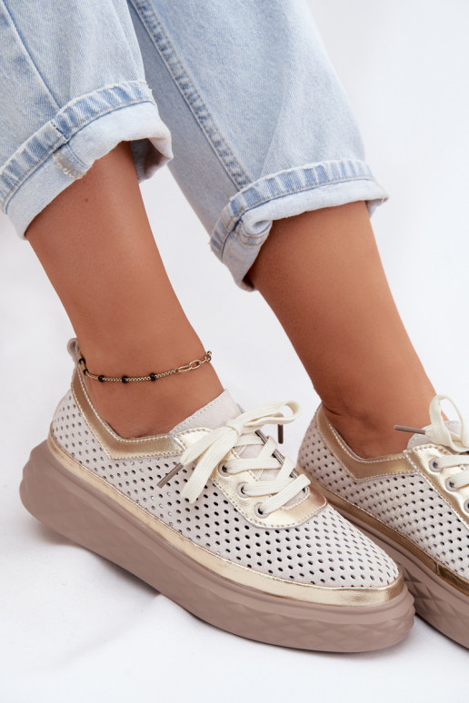 Pelle dalla pelle scamosciata scarpe Femminile con una piattaforma con elementi traforati beige Lessa