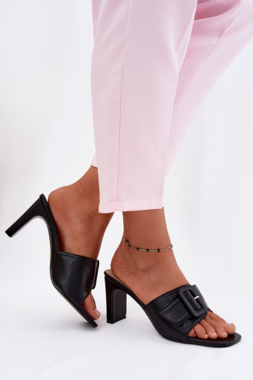 Pantofole da donna con tacco, ornamenti e fibbie di colore nero Vinceza 22-20159