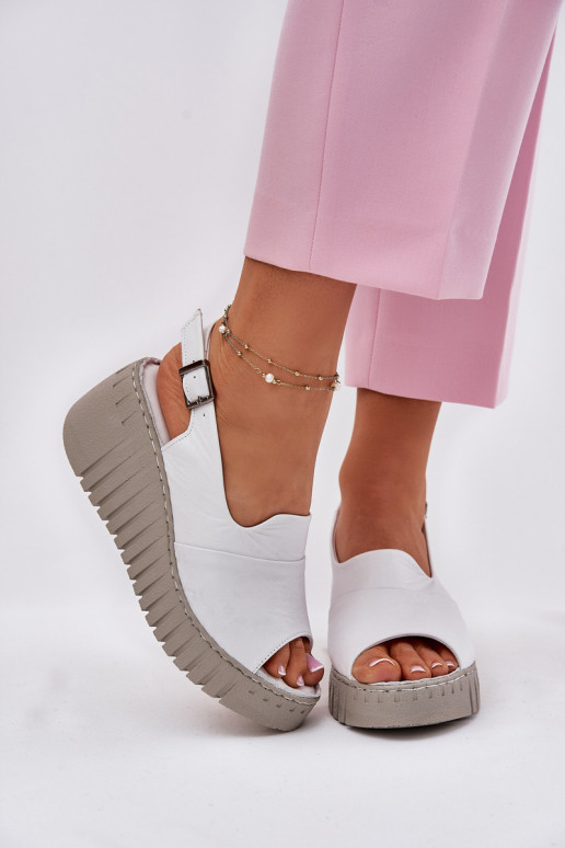 Sandali da donna con elementi in pelle naturale su piattaforma di colore bianco Artiker 54C0786