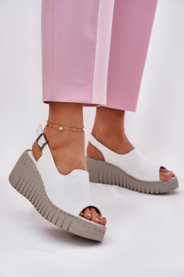 Sandali da donna con elementi in pelle naturale su piattaforma di colore bianco Artiker 54C0786 2