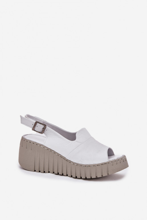 Sandali da donna con elementi in pelle naturale su piattaforma di colore bianco Artiker 54C0786