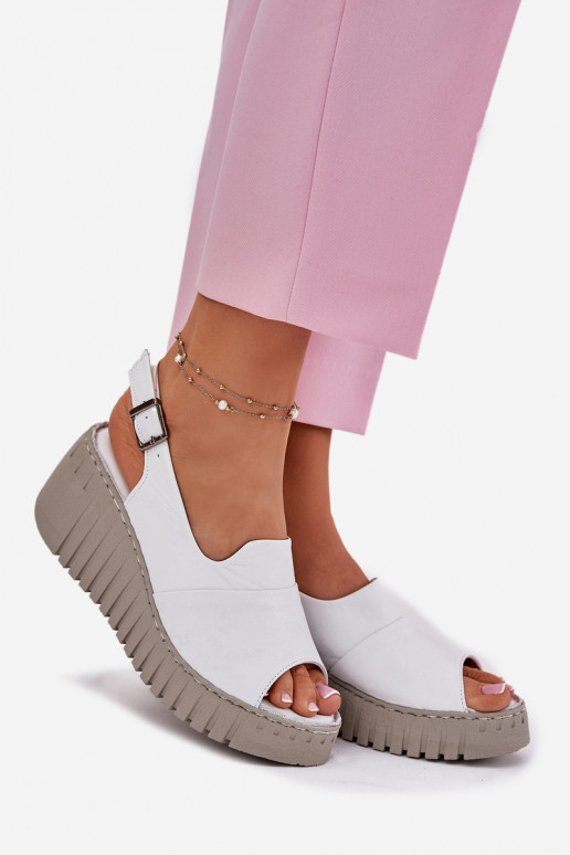Sandali da donna con elementi in pelle naturale su piattaforma di colore bianco Artiker 54C0786