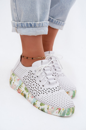 Scarpe da donna in pelle con elementi traforati su piattaforma di colore bianco Artiker 54C1604